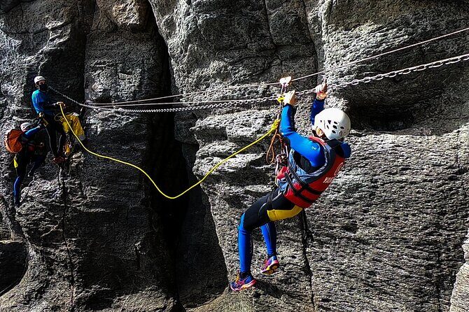Coastering in Gran Canaria (Aquatic Route in the ocean cliffs) - Small group size (max 12) and the guide who keeps an eye on you