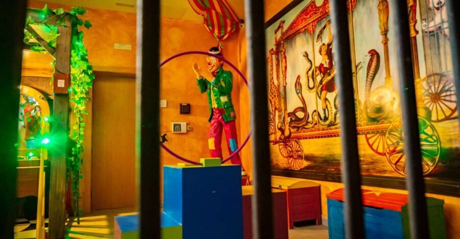 Escape room "The gratest show on earth" at Holidayworld - Medium Difficulty: Search, Deduction, Logic, and Spatial Reasoning