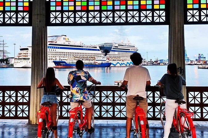 Gastronomic Bike Tour through Las Palmas at Night - Stop 2: Calle Triana for your second round of the evening