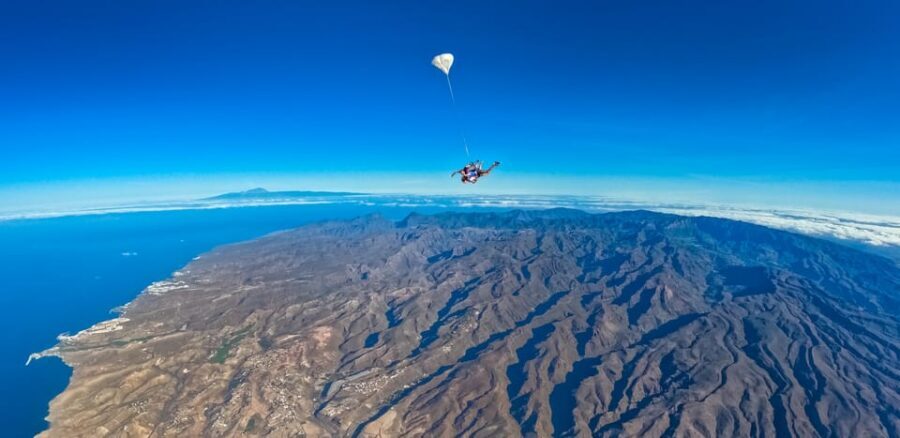Gran Canaria : Skydiving over Maspalomas Dunes - Checking In at iJump in Playa del Inglés (What to Bring)