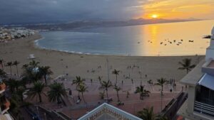 Las Palmas: City, Harbor, and Beach Walking-Hiking Tour - Following the Coast: Harbour, Isleta, and Playa de Las Canteras in 1.5 Hours