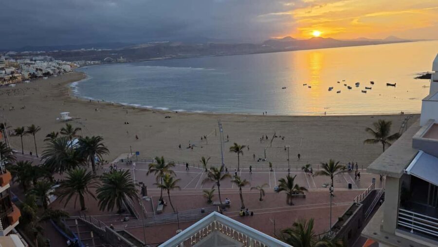 Las Palmas: City, Harbor, and Beach Walking-Hiking Tour - Following the Coast: Harbour, Isleta, and Playa de Las Canteras in 1.5 Hours