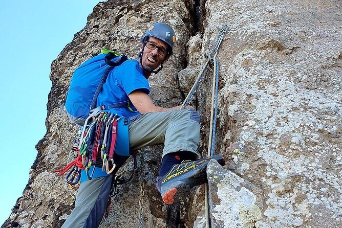 Professional climbing guide - Roque Nublo stop: climbing with iconic Gran Canaria energy