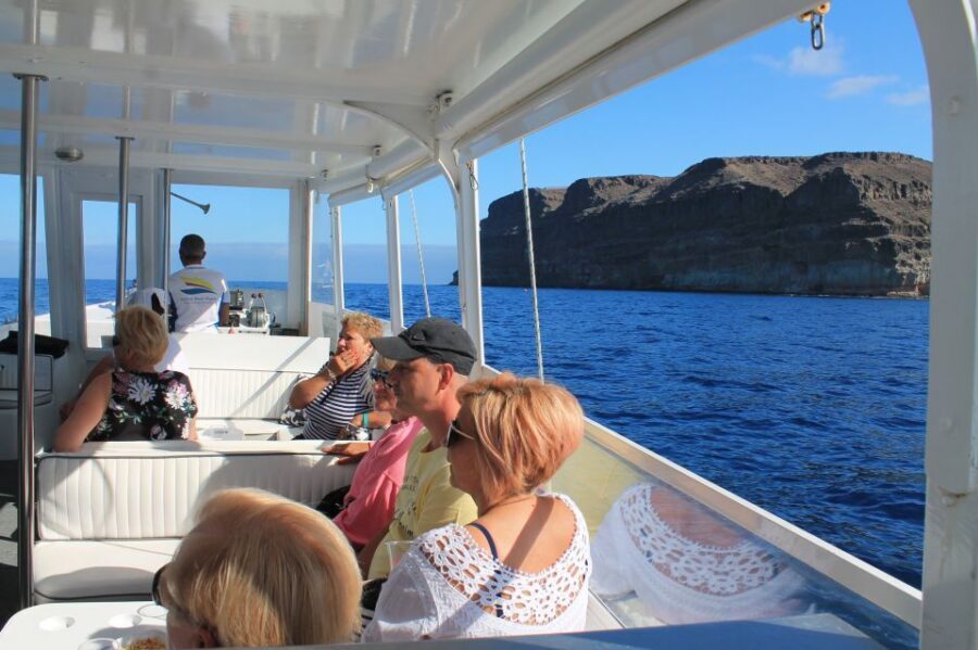 Puerto de Mogan: Boat and Snorkeling Trip - Lunch after the swim: vegetarian tapas on a boat
