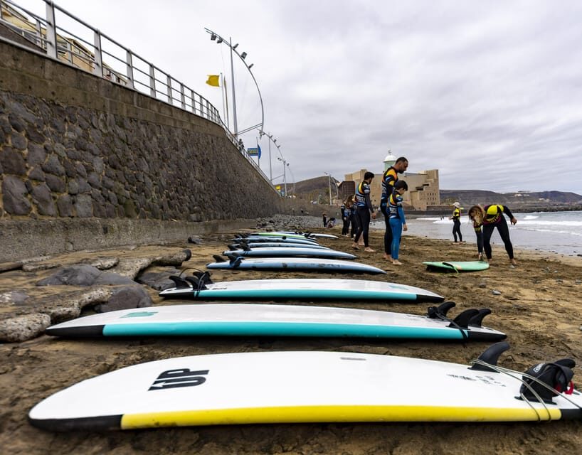Surf lessons in Las Canteras Beach - What your 2-hour surf lesson feels like (and why the timing can change)