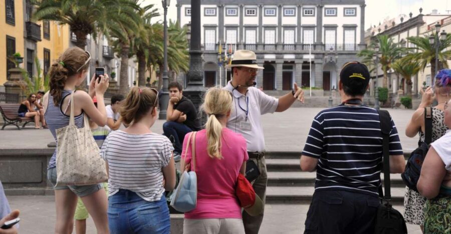 Walking tour Vegueta Old Town Las Palmas ( only in english) - Santa Ana Cathedral and Plaza del Pilar Nuevo: Where Daily Life Shows Up